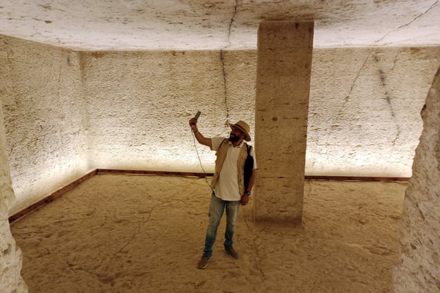 Un touriste visite le tombeau du roi Amenhotep III dans la Vallée des Rois, près de la ville de Louxor, lors de son ouverture officielle au public après des années de restauration, le 4 octobre 2025 en Egypte