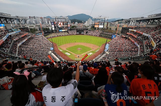 Fans watch a Korea Baseball Organization regular-season game between the home team Hanwha Eagles and the LG Twins at Daejeon Hanwha Life Ballpark in Daejeon, 140 kilometers south of Seoul, on Sept. 27, 2025. (Yonhap)