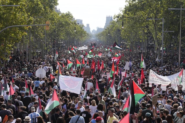 Miles de personas se manifiestan en apoyo a Palestina y a la Flotilla en Barcelona.