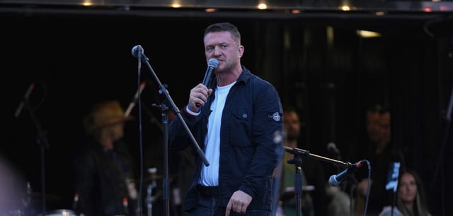 Tommy Robinson spricht während einer Kundgebung von „Unite the Kingdom“ in der Nähe von Westminster