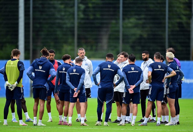 HSV-Coach Merlin Polzin spricht auf dem Trainingsplatz im Volkspark zu seiner Mannschaft.