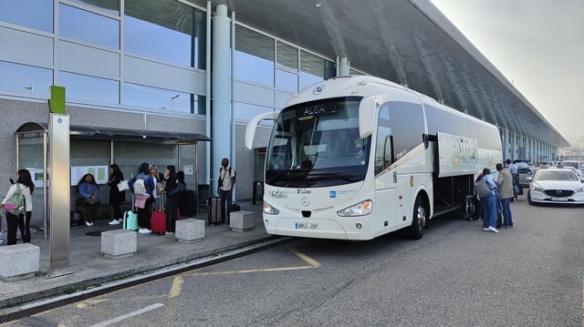 Viajeros a su llegada en un autobús tras los desvíos de este viernes en el aeropuerto de Vigo