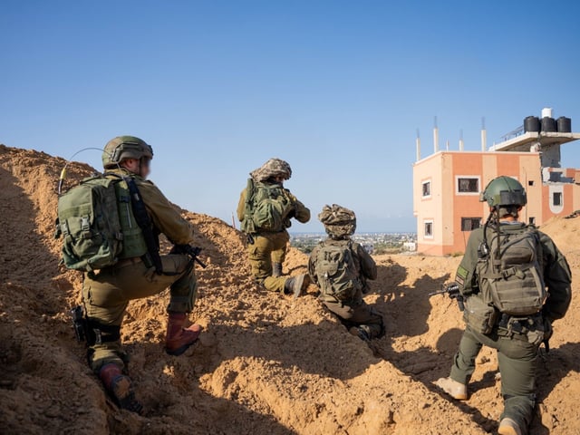 (231210) -- GAZA, 10 diciembre, 2023. (Xinhua) -- Imagen publicada por las Fuerzas de Defensa de Israel (FDI) el 10 de diciembre de 2023 de tropas israelíes realizando operaciones militares en la Franja de Gaza. (Xinhua) (rtg) (ah) (da)