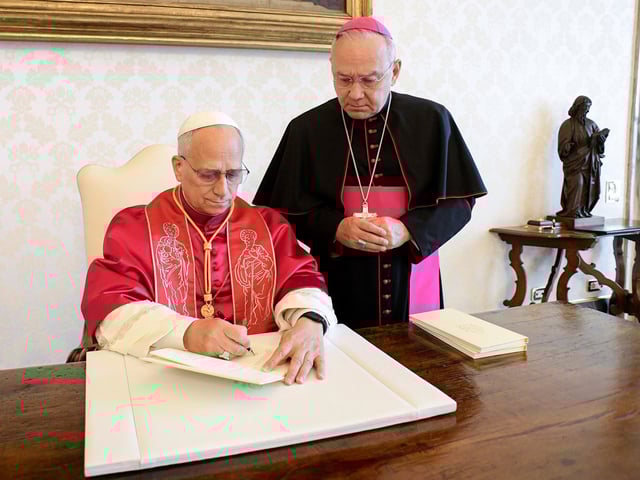 CIUDAD DEL VATICANO, 04/10/2025.-El papa León XIV firma la exhortación apostólica con el título 'Dilexi te' en presencia de monseñor Edgar Peña Parra en la biblioteca privada del Palacio Apostólico en el Vaticano. EFE/ Sala Stampa Della Santa Sede SOLO USO EDITORIAL/SOLO DISPONIBLE PARA ILUSTRAR LA NOTICIA QUE ACOMPAÑA (CRÉDITO OBLIGATORIO)