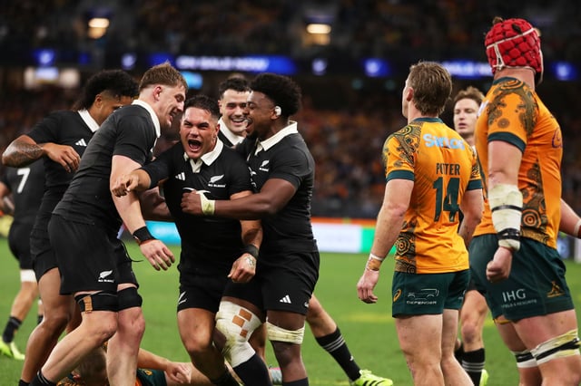 Quinn Tupaea celebra con sus compañeros de los All Blacks tras haber anotado un try ante Australia