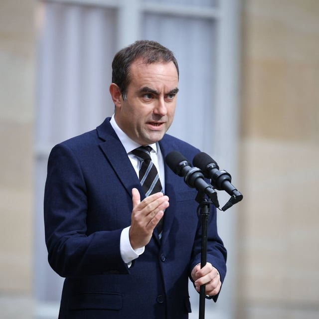 Le Premier ministre, Sébastien Lecornu, s'exprime depuis le perron de Matignon, le 3 octobre 2025, à Paris.