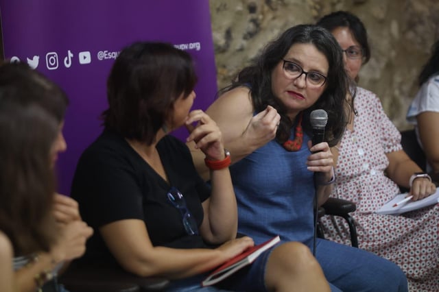 Mónica Oltra participa en un acto sobre feminismo en la sede de Izquierda Unida del PV