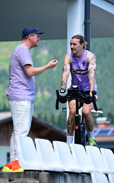 Haben Gesprächsbedarf: St. Pauli-Präsident Oke Göttlich und Kapitän Jackson Irvine