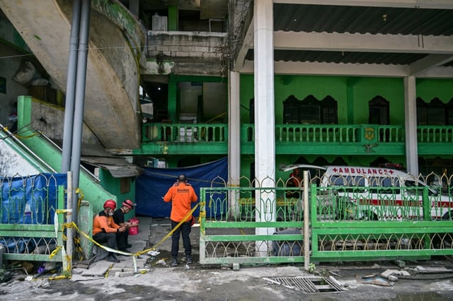 Fünf Tage nach dem Einsturz einer Koranschule in Indonesien ist die Zahl der Opfer auf mindestens 17 gestiegen. Rettungskräfte bargen am Samstag zwei weitere Leichen sowie ein Leichenteil aus den Trümmern des mehrgeschossigen Gebäudes.