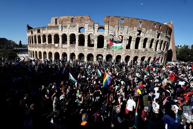 Pro-Palestinian demonstrators take part in a national protest for Gaza, outside the Colosseum in Rome, Italy, October 4, 2025. REUTERS/Yara Nardi