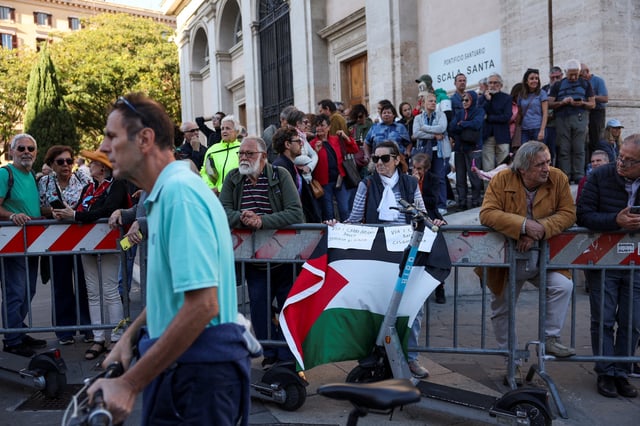 Pro-Palestinian demonstrators take part in a national protest for Gaza in Rome, Italy, October 4, 2025. REUTERS/Claudia Greco