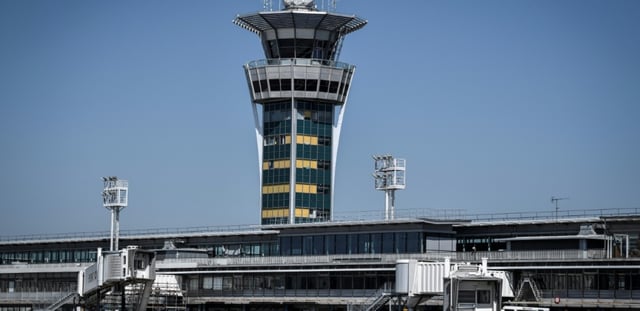 Le principal syndicat des contrôleurs aériens français "suspend son préavis de grève des 7,8 et 9 octobre", à l'issue de consultations avec la Direction générale de l'aviation civile