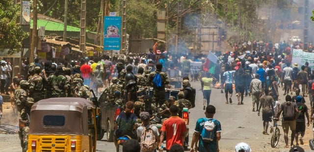 Des membres des forces de sécurité montent la garde alors que des manifestants défilent contre le gouvernement à Antsiranana, le 4 octobre 2025 à Madagascar