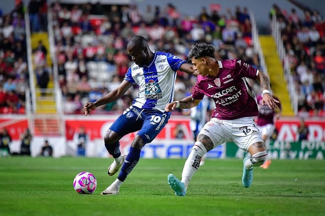Cristian 'Chicote' Calderón disputa el balón con Enner Valencia. (Foto: @tuzosoficial)