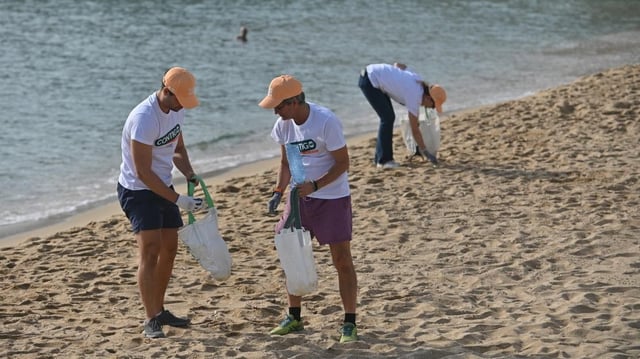 Medio centenar de voluntarios recogen en la playa de Barcelona 170 kilos de basura