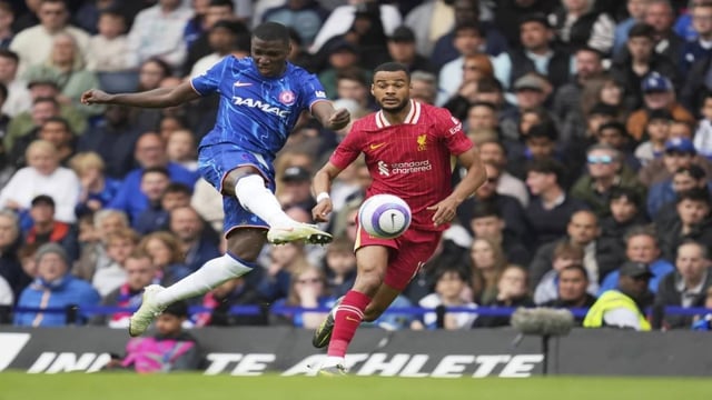 Chelsea's Moises Caicedo vying for a ball with Liverpool's Cody Gakpo | Image: AP