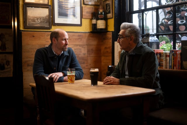 Hollywood-Star Eugene Levy (r.) trifft Prinz William auf Schloss Windsor – bei einer Führung und im Pub spricht der Thronfolger ungewöhnlich offen über sein Leben.