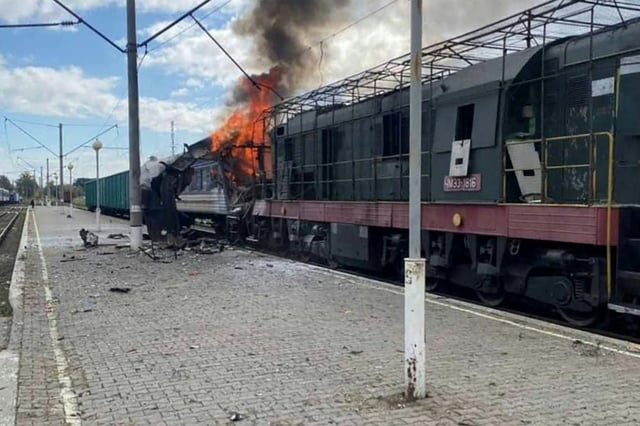 Photo prise et publiée par le service de presse des chemins de fer ukrainiens, le 4 octobre 2025, montrant un wagon de train en feu après une attaque de drone à Chostka, dans la région de Soumy, en Ukraine