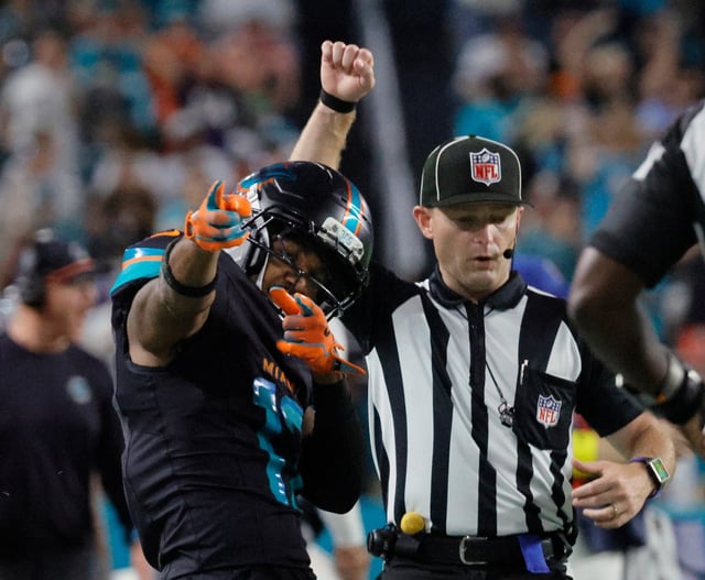 Miami Dolphins wide receiver Jaylen Waddle (17) celebrates a first down against the New York Jets Monday, Sept. 29, 2025 at Hard Rock Stadium in Miami Gardens. (Joe Cavaretta/South Florida Sun Sentinel)