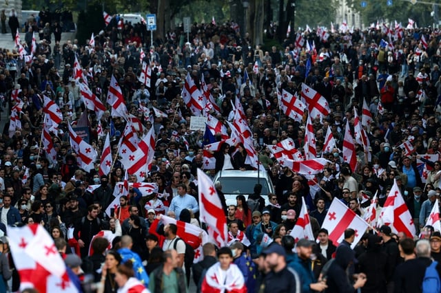 In Georgien haben am Tag der Kommunalwahlen zehntausende Menschen gegen die Regierung protestiert. In der Hauptstadt Tiflis versuchte eine Gruppe von Demonstranten dabei am Samstag, in den Präsidentenpalast einzudringen.