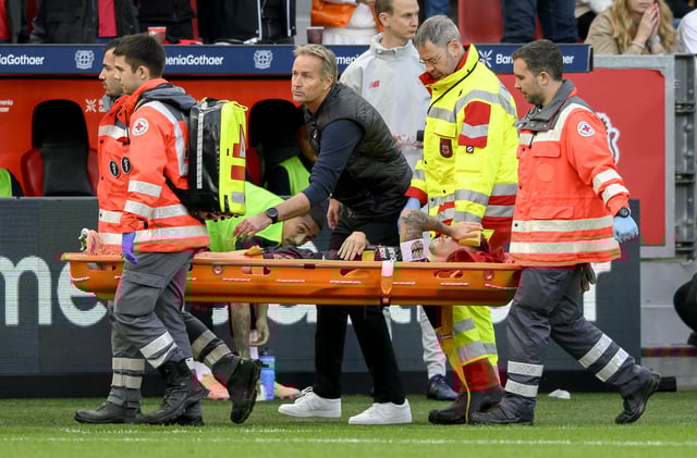 Leverkusens Alejandro Grimaldo wird vom Platz getragen.
