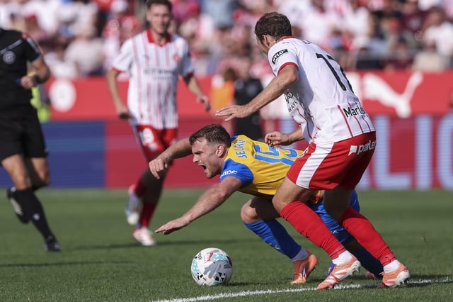 Lucas Beltran cae al suelo en Girona.