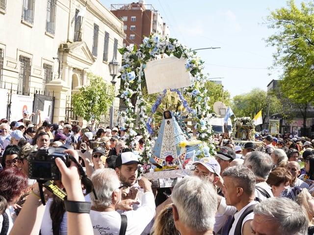 La peregrinación a Luján en la salida desde Iglesia San Cayetano, en Liniers. Foto: Fernando de la Orden