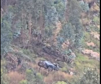Auto cayó a un abismo de 300 metros de profundidad en el sector Loma de Viento en Otuzco.