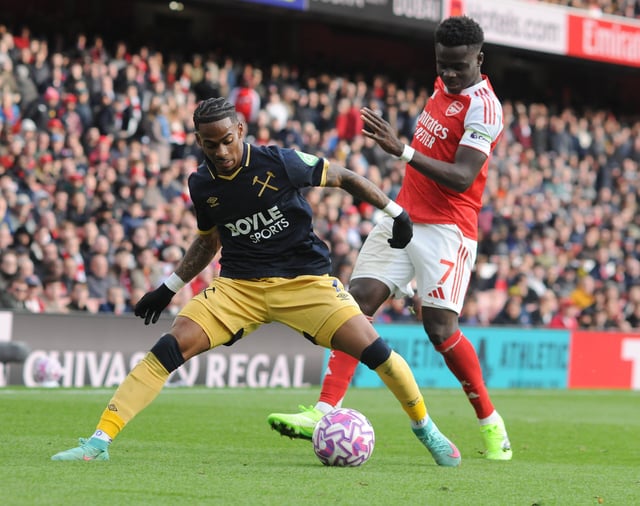 Football - 2025 / 2026 Premier League - Arsenal vs West Ham United - Emirates Stadium - Saturday 4th October 2025. Bukayo Saka of Arsenal mussels with Crysencio Summerville of West Ham Colorsport / Andrew Cowie PUBLICATIONxNOTxINxUK