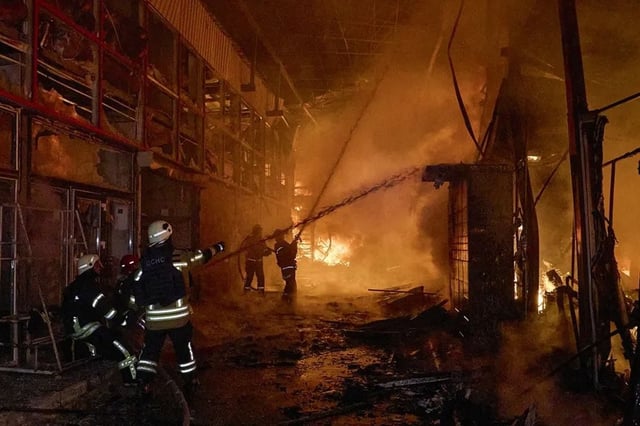 Rescatistas ucranianos trabajan para extinguir un incendio en el lugar de un ataque ruso contra un mercado en Járkov. Foto: EFE/EPA/Sergey Kozlov