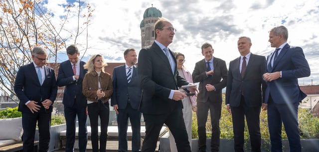 Alexander Dobrindt mit Teilnehmern des „Munich Migration Meetings“