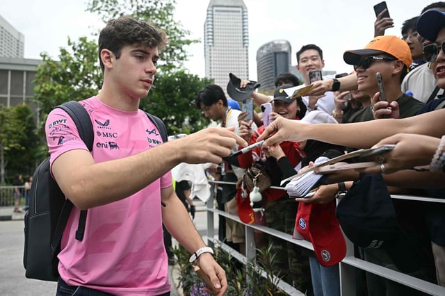 Franco Colapinto y sus fans, antes de que arrancara la jornada del sábado; volvió a superar a su compañero Gasly en Alpine