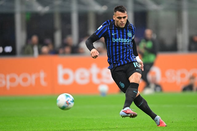 Soccer Football - Serie A - Inter Milan v Cremonese - San Siro, Milan, Italy - October 4, 2025 Inter Milan's Lautaro Martinez scores their first goal REUTERS/Daniele Mascolo