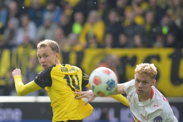 Maximilian Beier, l'attaquant de Dortmund (à gauche) au duel avec le milieu de terrain de Leipzig Nicolas Seiwald samedi lors de la rencontre de Bundesliga à Dortmund.