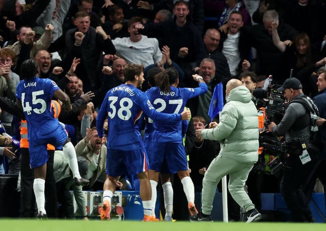 Soccer Football - Premier League - Chelsea v Liverpool - Stamford Bridge, London, Britain - October 4, 2025 Chelsea's Estevao celebrates scoring their second goal with fans, manager Enzo Maresca and teammates REUTERS/David Klein
