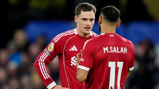 Fußballprofi Florian Wirtz (l.) vom FC Liverpool im Gespräch mit Mohamed Salah