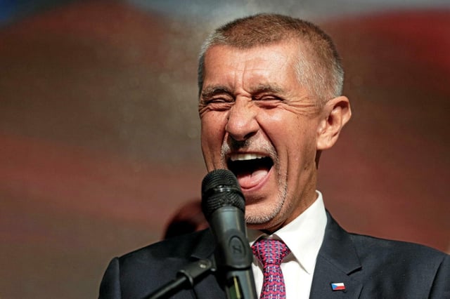 Le président du mouvement d'opposition « ANO » (OUI), Andrej Babis, réagit devant les médias lors des élections législatives à Prague, en République tchèque, le samedi 4 octobre 2025.
