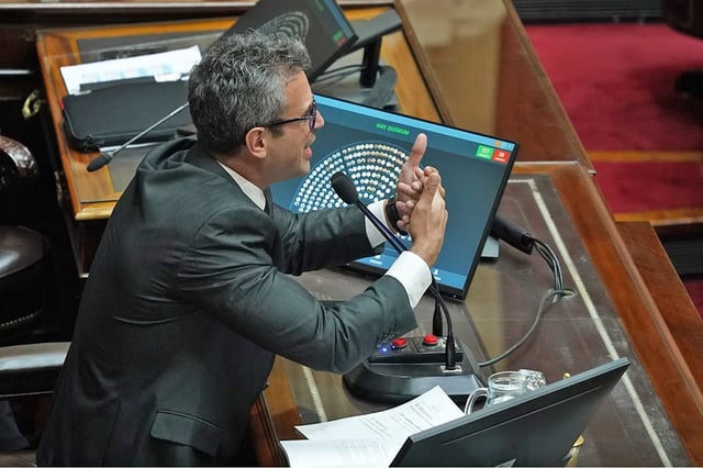 Sesión en la Cámara de Diputados por los vetos al presupuesto universitario y a la emergencia pediátrica en el hospital Garrahan. (Gentileza Clarín)