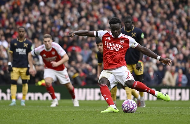 Soccer Football - Premier League - Arsenal v West Ham United - Emirates Stadium, London, Britain - October 4, 2025 Arsenal's Bukayo Saka scores their second goal from the penalty spot REUTERS/Tony O Brien