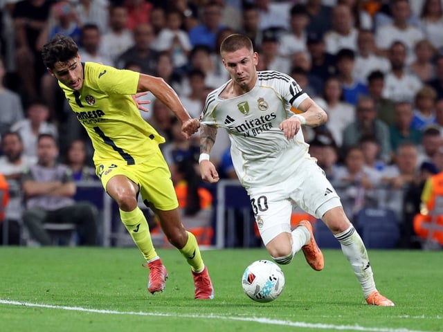 Soccer Football - LaLiga - Real Madrid v Villarreal - Santiago Bernabeu, Madrid, Spain - October 4, 2025
Real Madrid's Franco Mastantuono in action with Villarreal's Arnau Tenas REUTERS/Juan Medina