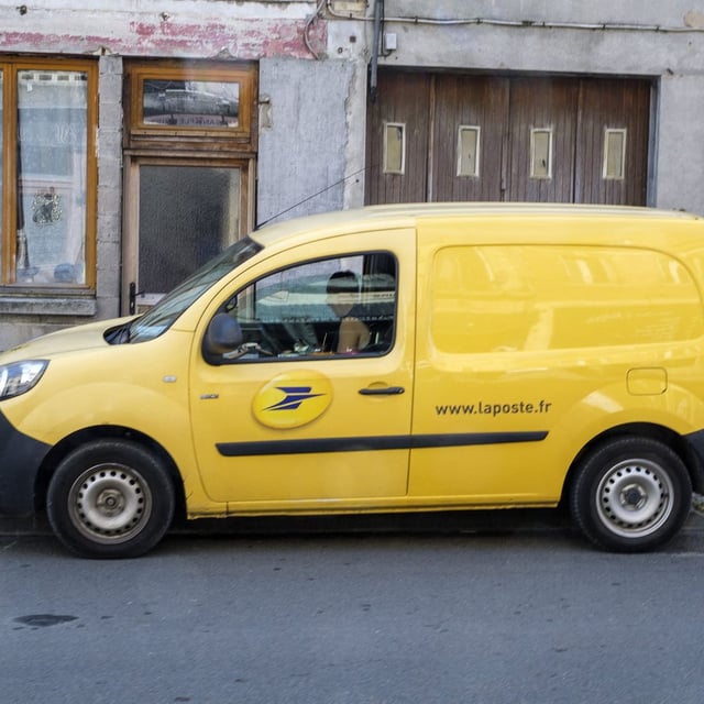 Des démineurs de Bordeaux sont intervenus à La Poste de Saint-Aulaye (Dordogne), après l'explosion d'un premier colis à La Roche-Chalais (Dordogne) dans la fourgonnette d'un facteur (photo d'illustration).