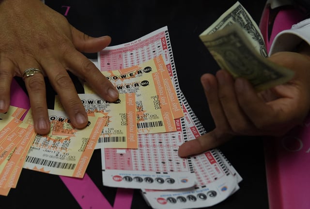 Revisa esta nota para que sepas cuál es el gran premio estimado del Powerball para este 4 de octubre. (Foto: MARK RALSTON / AFP)
