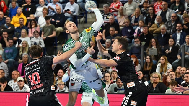 Die Füchse Berlin besiegen HC Erlangen mit 38:35 und feiern ihren sechsten Pflichtspielsieg.