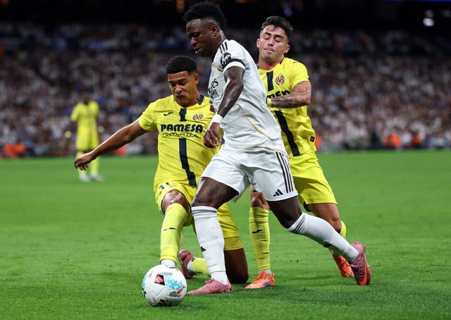 Soccer Football - LaLiga - Real Madrid v Villarreal - Santiago Bernabeu, Madrid, Spain - October 4, 2025 Real Madrid's Vinicius Junior in action with Villarreal's Alberto Moleiro and Santiago Mourino REUTERS/Juan Medina