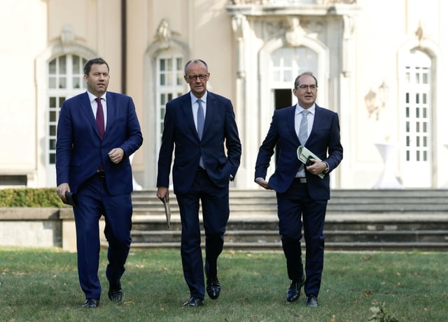 Die Regierungskoalition aus Union und SPD ist im "Sonntagstrend" auf ihren niedrigsten Wert seit ihrem Amtsantritt im Mai gesackt.