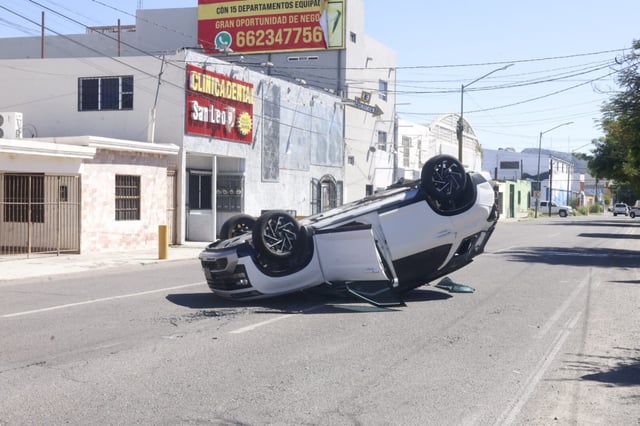 Choque con volcadura en el centro de Hermosillo por presunto cruce indebido. Foto: GH