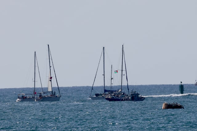 (251003) -- ASHDOD, 3 octubre, 2025 (Xinhua) -- Imagen del 2 de octubre de 2025 de embarcaciones de la Flotilla Global Sumud (GSF, por sus siglas en inglés) con destino a Gaza siendo remolcadas hacia el puerto de Ashdod, en el sur de Israel. La Armada israelí interceptó el viernes la última embarcación de la GSF con destino a Gaza en el mar Mediterráneo, según informó el canal estatal israelí Kan TV News. (Xinhua/Jamal Awad) (oa) (ra) (vf)