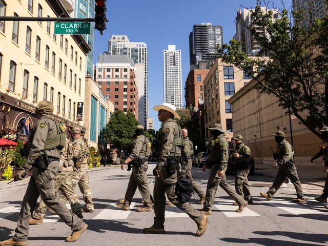 Bewaffnete Bundesbeamte patrouillierten am Sonntag in den Straßen der Innenstadt von Chicago