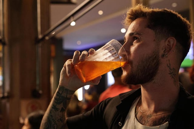 Gustavo Candido bebe licor en un bar en Sao Paulo, el viernes 3 de octubre de 2025. (AP Foto/Ettore Chiereguini)
