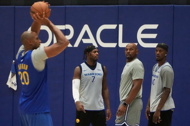 New Golden State Warriors center Al Horford, left, practices as guard Buddy Hield (7), assistant coach Jerry Stackhouse, second from right, and forward Jimmy Butler III, right, stand on the court at the NBA basketball team's facility in San Francisco, Wednesday, Oct. 1, 2025.